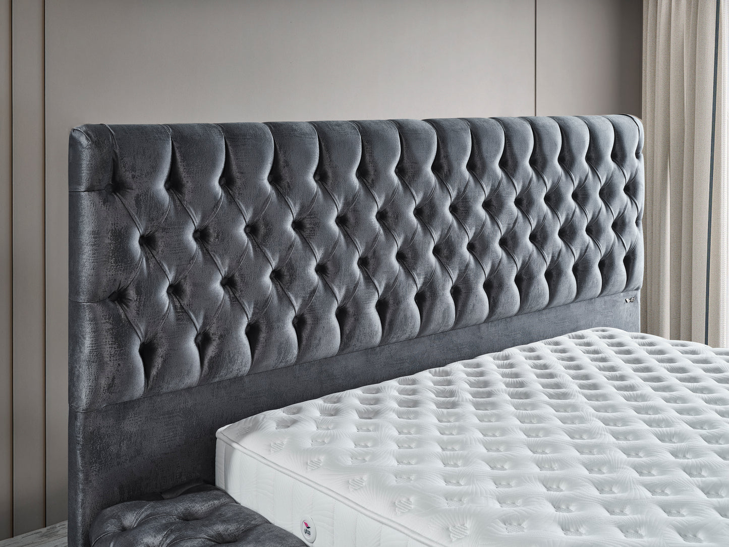 Schlafzimmer-Set "Liora" – Bett mit Bettkasten und Matratze, Nachttisch, Kommode